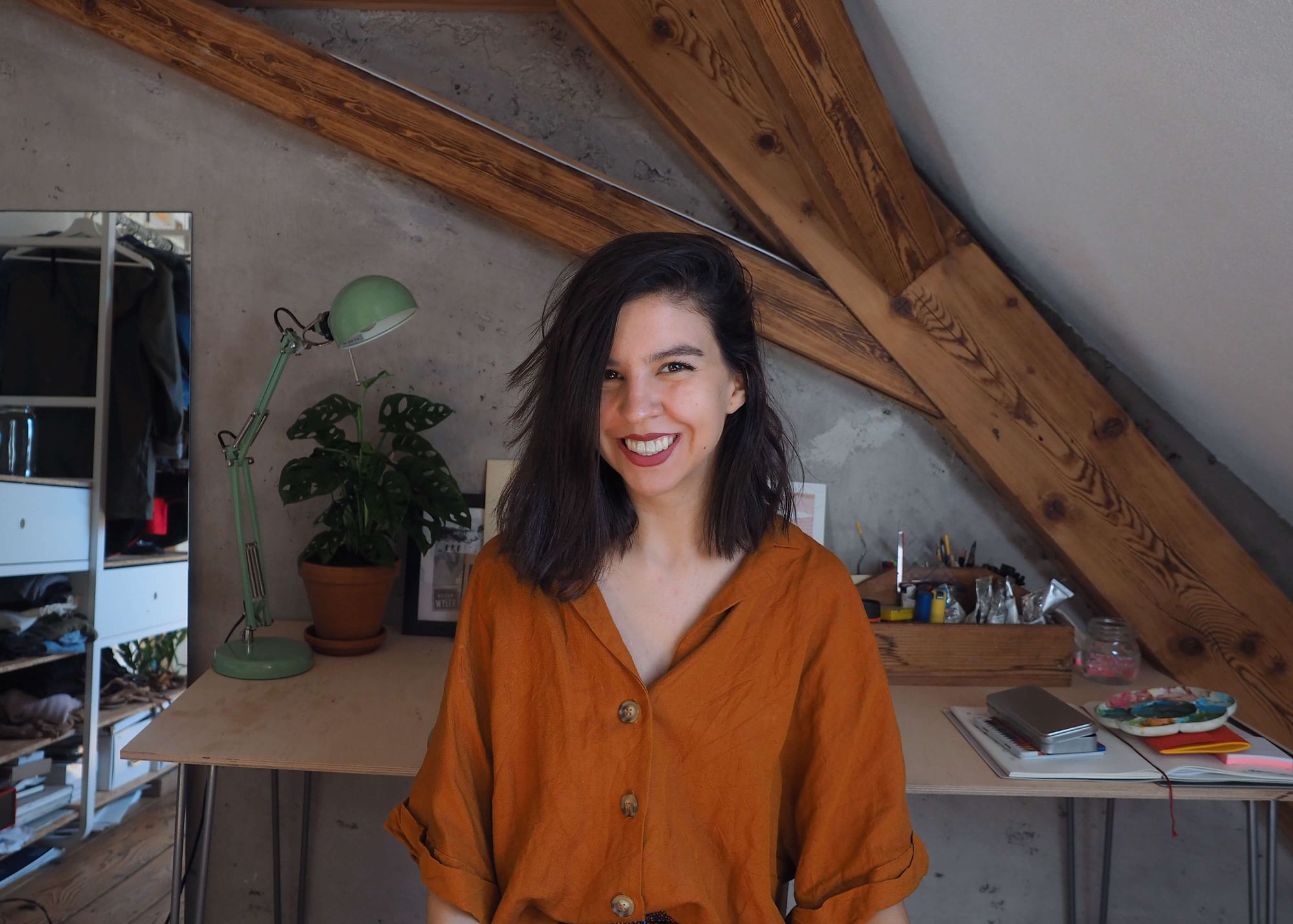 Claudia Melchor's portrait photo. Claudia standing in her worspace.